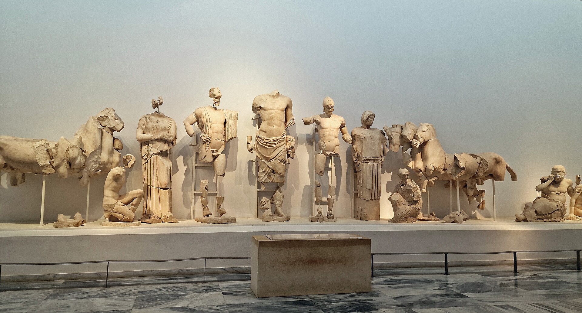 Il frontone orientale del Tempio di Zeus a Olimpia, ricomposto nel Museo Archeologico di Olimpia