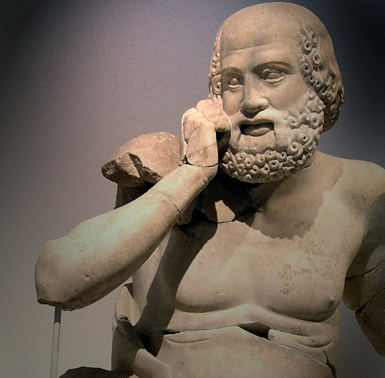 Figura di vecchio dal frontone orientale del Tempio di Zeus a Olimpia, con il pugno chiuso portato alla guancia