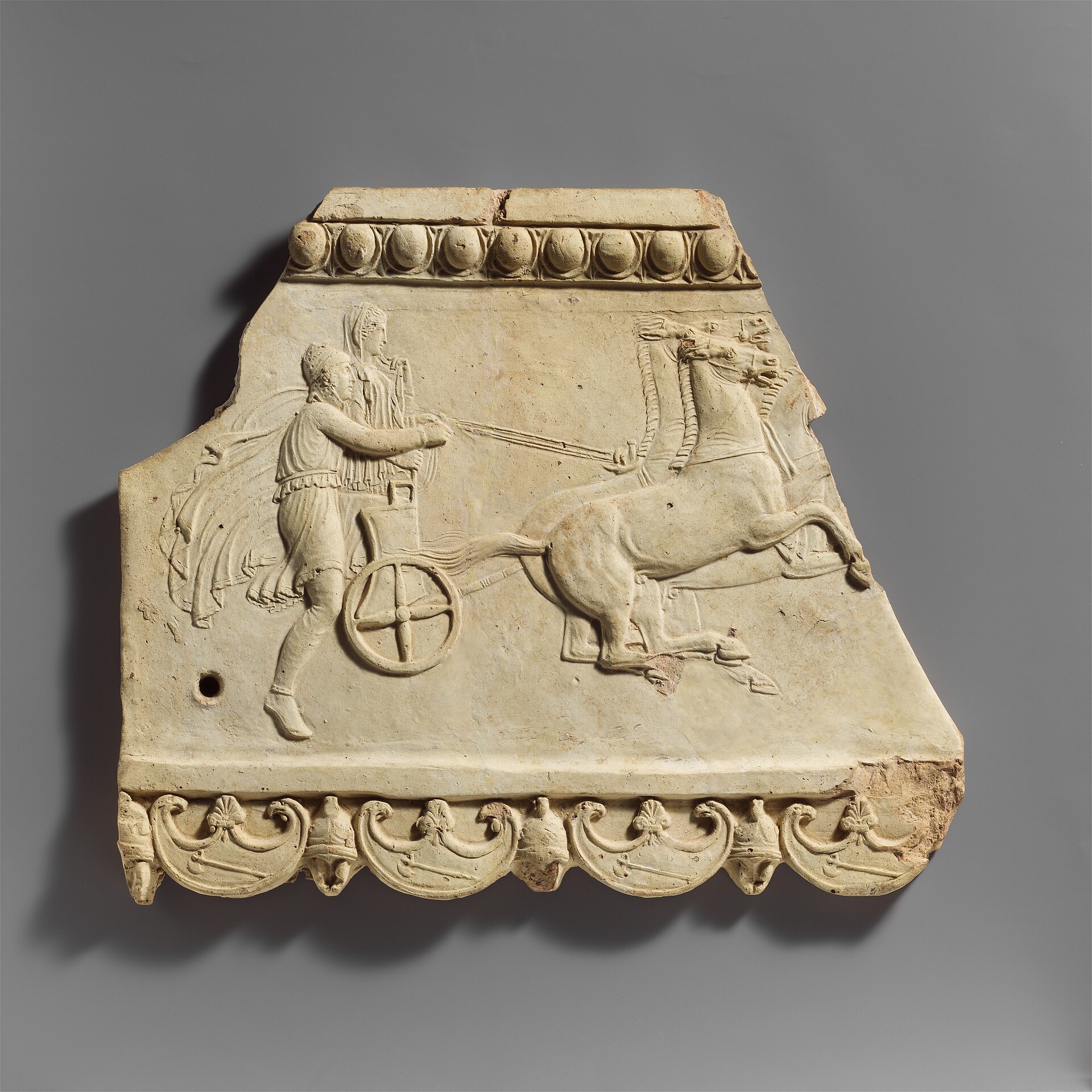 Rilievo romano in terracotta con una coppia sul carro, identificata come Pelope e Ippodamia